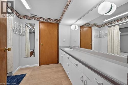 419 East 42Nd Street, Hamilton, ON - Indoor Photo Showing Bathroom
