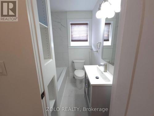 1504 King Street E, Hamilton, ON - Indoor Photo Showing Bathroom