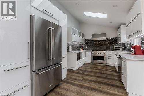 3199 Desmond Drive, Burlington, ON - Indoor Photo Showing Kitchen With Upgraded Kitchen