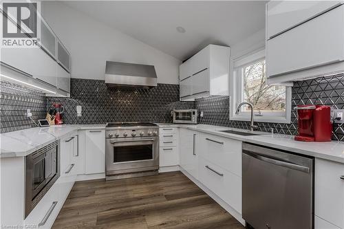 3199 Desmond Drive, Burlington, ON - Indoor Photo Showing Kitchen With Upgraded Kitchen