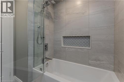 3199 Desmond Drive, Burlington, ON - Indoor Photo Showing Bathroom