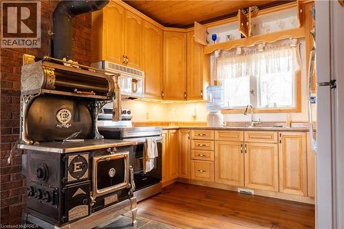 344 Perry Avenue, Killarney, ON - Indoor Photo Showing Kitchen