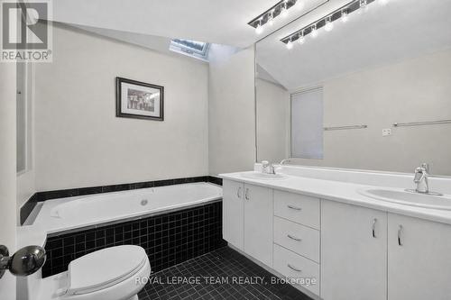10 Lewis Street, Ottawa, ON - Indoor Photo Showing Bathroom