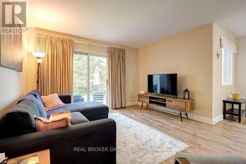 555 Mariner Drive, Waterloo, ON - Indoor Photo Showing Living Room