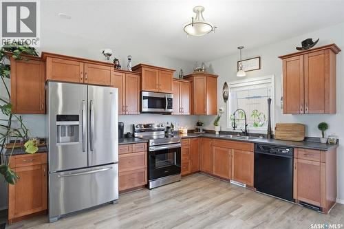 330 Player Crescent, Warman, SK - Indoor Photo Showing Kitchen With Double Sink