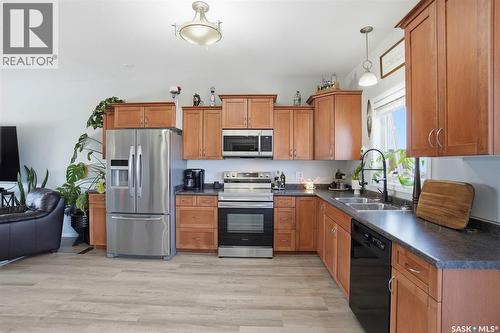 330 Player Crescent, Warman, SK - Indoor Photo Showing Kitchen With Double Sink