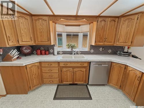 412 Curry Crescent, Swift Current, SK - Indoor Photo Showing Kitchen With Double Sink