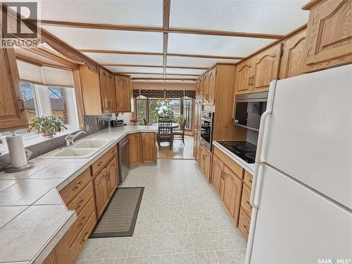 412 Curry Crescent, Swift Current, SK - Indoor Photo Showing Kitchen With Double Sink