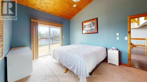 31 Paradise Boulevard, Ramara, ON - Indoor Photo Showing Bedroom