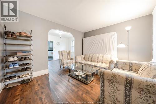 961 Curry Avenue, Windsor, ON - Indoor Photo Showing Living Room