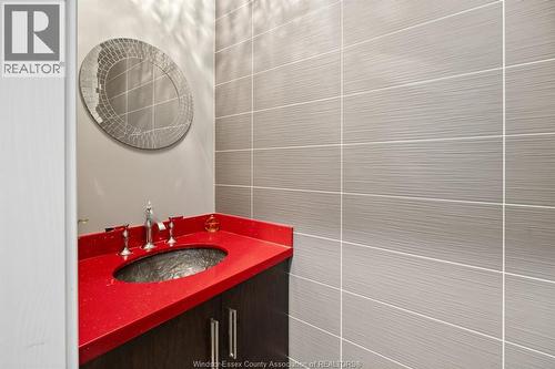 1335 Maple, Lasalle, ON - Indoor Photo Showing Bathroom