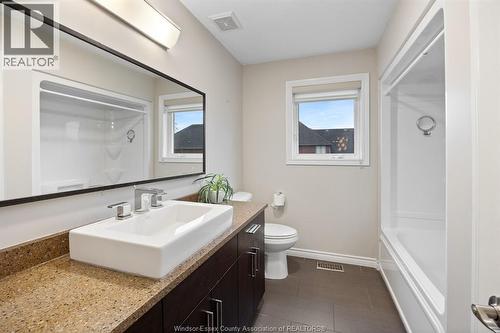 1335 Maple, Lasalle, ON - Indoor Photo Showing Bathroom