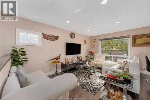 9978 Forest Glade Court Unit# 5, Windsor, ON - Indoor Photo Showing Living Room