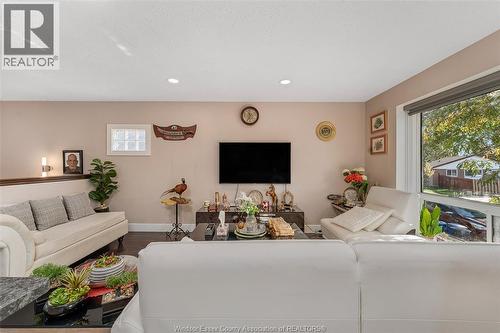 9978 Forest Glade Court Unit# 5, Windsor, ON - Indoor Photo Showing Living Room