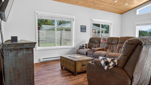 398 Currie Road, Baynes Lake, BC - Indoor Photo Showing Living Room