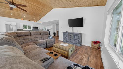 398 Currie Road, Baynes Lake, BC - Indoor Photo Showing Living Room