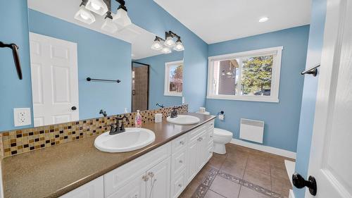 398 Currie Road, Baynes Lake, BC - Indoor Photo Showing Bathroom