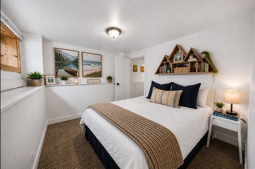 398 Currie Road, Baynes Lake, BC - Indoor Photo Showing Bedroom