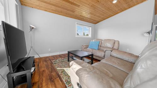 398 Currie Road, Baynes Lake, BC - Indoor Photo Showing Living Room