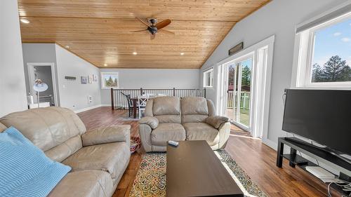 398 Currie Road, Baynes Lake, BC - Indoor Photo Showing Living Room