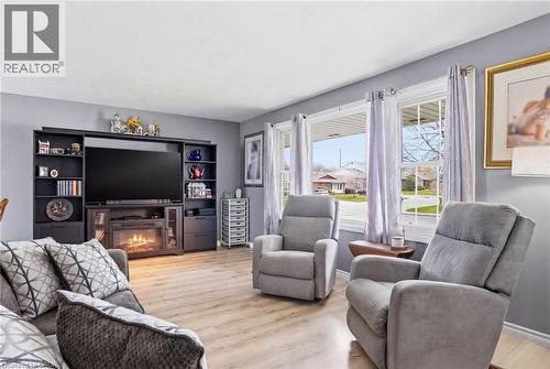 4 Clifton Downs Road, Hamilton, ON - Indoor Photo Showing Living Room