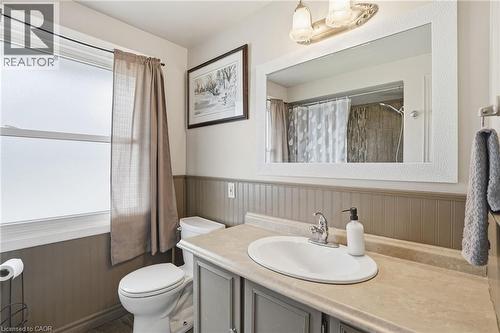 4 Clifton Downs Road, Hamilton, ON - Indoor Photo Showing Bathroom