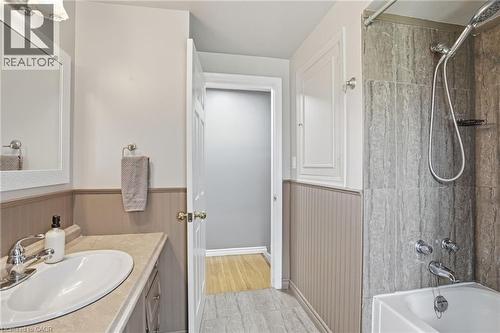 4 Clifton Downs Road, Hamilton, ON - Indoor Photo Showing Bathroom