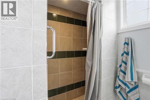 4 Clifton Downs Road, Hamilton, ON - Indoor Photo Showing Bathroom