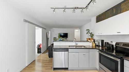 214-547 Yates Road, Kelowna, BC - Indoor Photo Showing Kitchen With Stainless Steel Kitchen