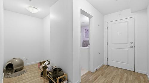 214-547 Yates Road, Kelowna, BC - Indoor Photo Showing Other Room
