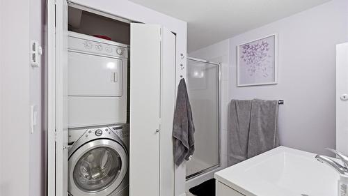 214-547 Yates Road, Kelowna, BC - Indoor Photo Showing Laundry Room