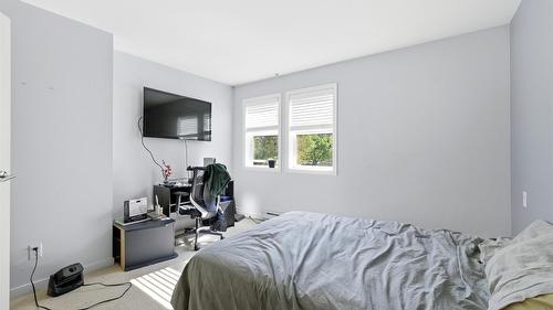 214-547 Yates Road, Kelowna, BC - Indoor Photo Showing Bedroom