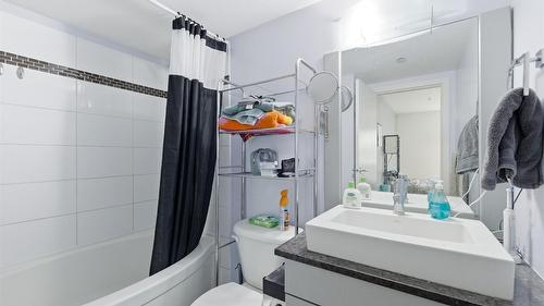 214-547 Yates Road, Kelowna, BC - Indoor Photo Showing Bathroom