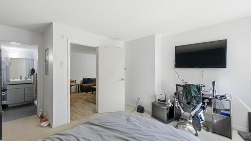 214-547 Yates Road, Kelowna, BC - Indoor Photo Showing Bedroom