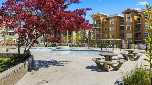 214-547 Yates Road, Kelowna, BC - Outdoor With In Ground Pool