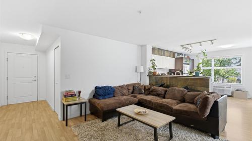214-547 Yates Road, Kelowna, BC - Indoor Photo Showing Living Room