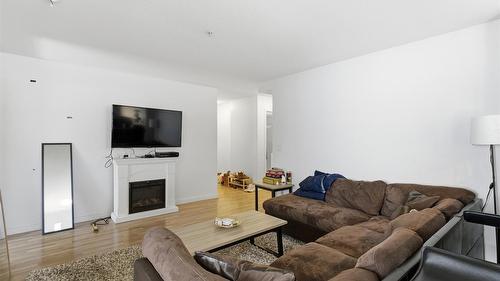 214-547 Yates Road, Kelowna, BC - Indoor Photo Showing Living Room With Fireplace