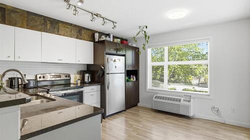 214-547 Yates Road, Kelowna, BC - Indoor Photo Showing Kitchen