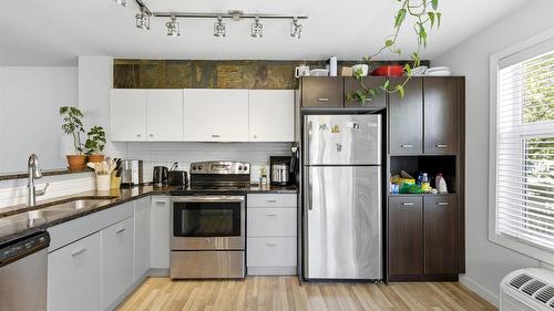214-547 Yates Road, Kelowna, BC - Indoor Photo Showing Kitchen With Stainless Steel Kitchen With Double Sink