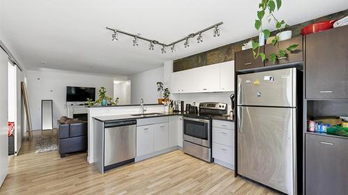214-547 Yates Road, Kelowna, BC - Indoor Photo Showing Kitchen With Stainless Steel Kitchen