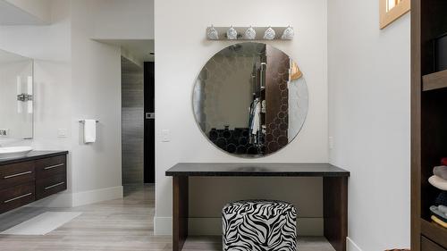 4326- 4330 Bedford Lane, Kelowna, BC - Indoor Photo Showing Bathroom