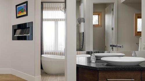 4326- 4330 Bedford Lane, Kelowna, BC - Indoor Photo Showing Bathroom