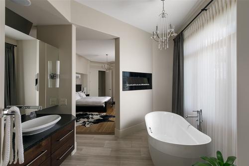 4326- 4330 Bedford Lane, Kelowna, BC - Indoor Photo Showing Bathroom