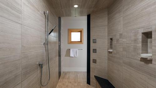 4326- 4330 Bedford Lane, Kelowna, BC - Indoor Photo Showing Bathroom