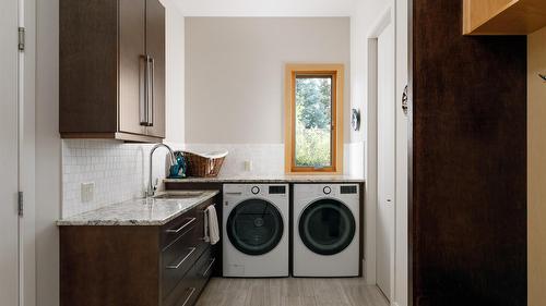 4326- 4330 Bedford Lane, Kelowna, BC - Indoor Photo Showing Laundry Room