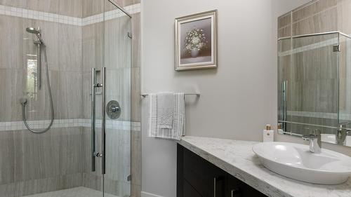 4326- 4330 Bedford Lane, Kelowna, BC - Indoor Photo Showing Bathroom