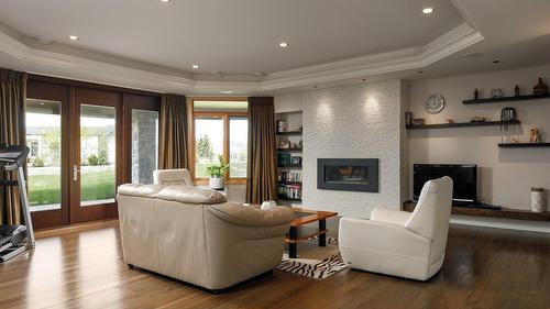 4326- 4330 Bedford Lane, Kelowna, BC - Indoor Photo Showing Living Room With Fireplace