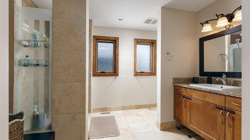 4326- 4330 Bedford Lane, Kelowna, BC - Indoor Photo Showing Bathroom