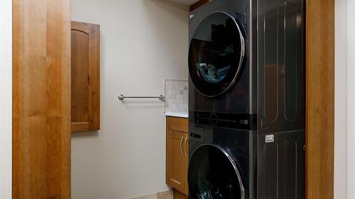 4326- 4330 Bedford Lane, Kelowna, BC - Indoor Photo Showing Laundry Room