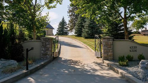 4326- 4330 Bedford Lane, Kelowna, BC - Outdoor
